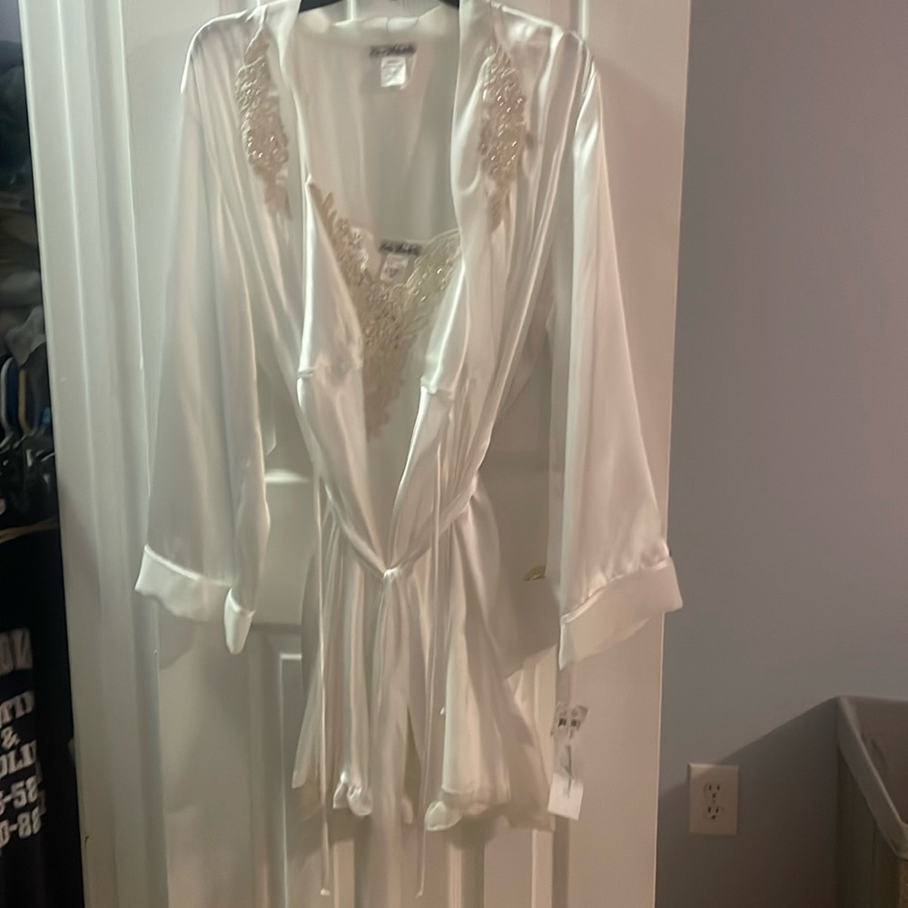 2 piece robe and night gown